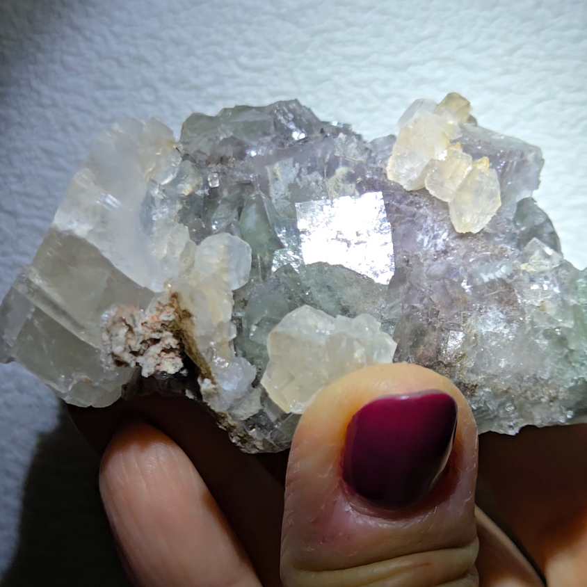 Cubic fluorite with UV-reactive calcite - FL216