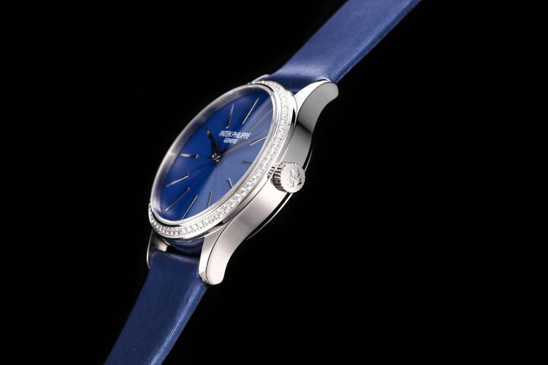 新品女款百达翡丽古典表系列——4897腕表，强势推荐！ 古典魅力，经典重现，正装表王震撼登场。完美还原表中王者的独特质感和简约格调。【精彩细节】 1.搭配定制版机芯改Cal.215自动机芯，动能储存长达45小时，振频28800每小时。 2腕表尺寸33MM，尺寸数据完美吻合正品，佩戴轻便，还原正品体验。 2.采用与原装一致的锅盖型穹顶玻璃，特镀有双层抗眩晕增透镀膜。 3.表盘搭配72颗钻及指针和时标釆用日晖纹装饰，光泽质感更加柔和，让你每次看时间都心花恕放，之后再采用镀铑工艺处理，确保光泽度和质感不亚于原装。防水50m表带意大利进口小牛皮表带，做工精致，包边细腻，尽显大牌风范，搭配Patek 。Philippe原厂级针扣，更显示这款腕表的华贵气质😍😍💯