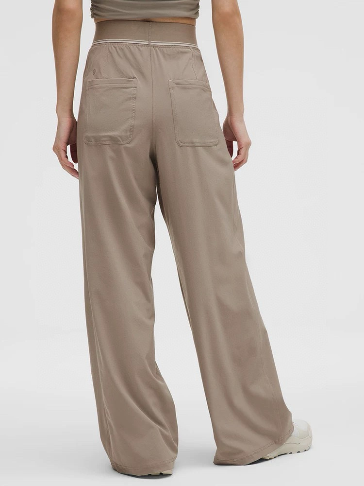 $198條。 lululemon Swift Wide-Leg Mid-Rise Pant 被譽為新一代「神褲」，結合了運動機能與日常時尚。