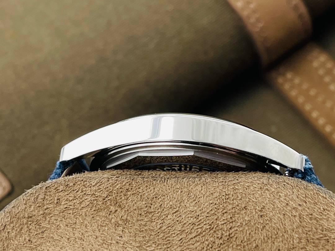 百达翡丽2021新品——Ref.6007A-001（普朗莱乌特制表大楼纪念款）腕表震撼呈现！40mm ✅表镜采用蓝宝石水晶材质，背面清晰镌刻卡拉特拉瓦十字星图案，以及“New manufacture 2019”字样，细节还原度拉满； ✅表壳选用316L精钢打造，搭配宽阔的弧形表圈设计，质感扎实且线条流畅 ✅表盘延续标志性灰蓝色调，辅以精致的圆形缎面打磨工艺，简约大气又不失质感。 ⚙️ 技术突破 搭载第三代324S定制一体机芯，不仅仿真度极高，更能保证走时精准稳定，颜值与实用性兼顾！ 👔 表带与表扣 搭配灰蓝色小牛皮表带，点缀白色缝线装饰，搭配百达翡丽（PP）经典针扣设计，与表盘色彩相互呼应，整体风格协调统一，尽显优雅格调。