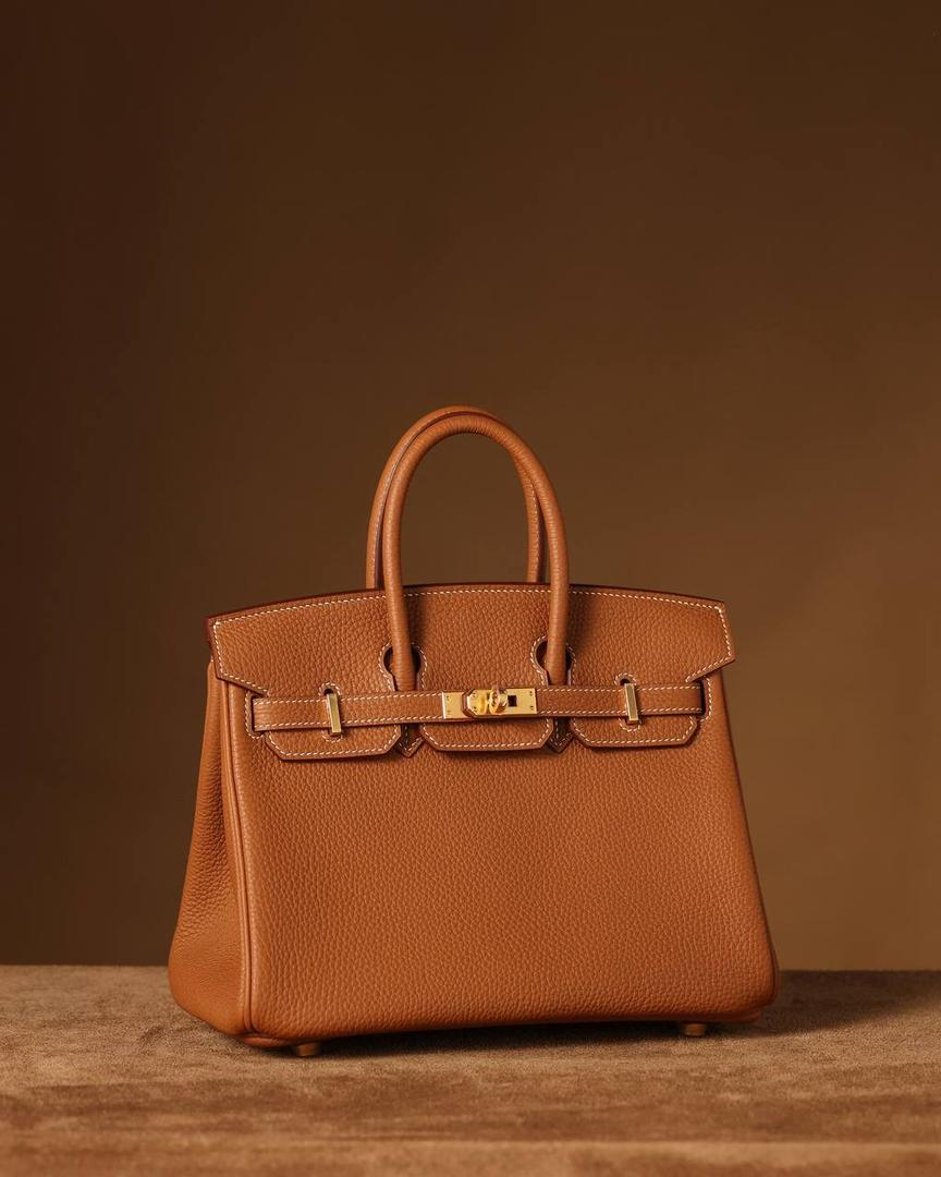Hermes 爱马仕 Birkin25cm 金棕金扣👜✨ Birkin 独家渠道货 独家欧洲原厂皮原厂五金组装的ZP尾单货 尺寸：20 X 25 X 13CM 尺寸：22 X 30 X 16CM Birkin我们采用的是进口原厂Togo真皮，什么是Togo皮呢？ Togo皮：最经典的Birkin用皮。表面是均匀的颗粒状，类似荔枝纹，有光泽。皮质较硬，容易保持包包的形状，相对较轻，触感比较柔软，耐磨耐用； 我们用的是纯原、原厂皮就是和原版专柜一样的皮！