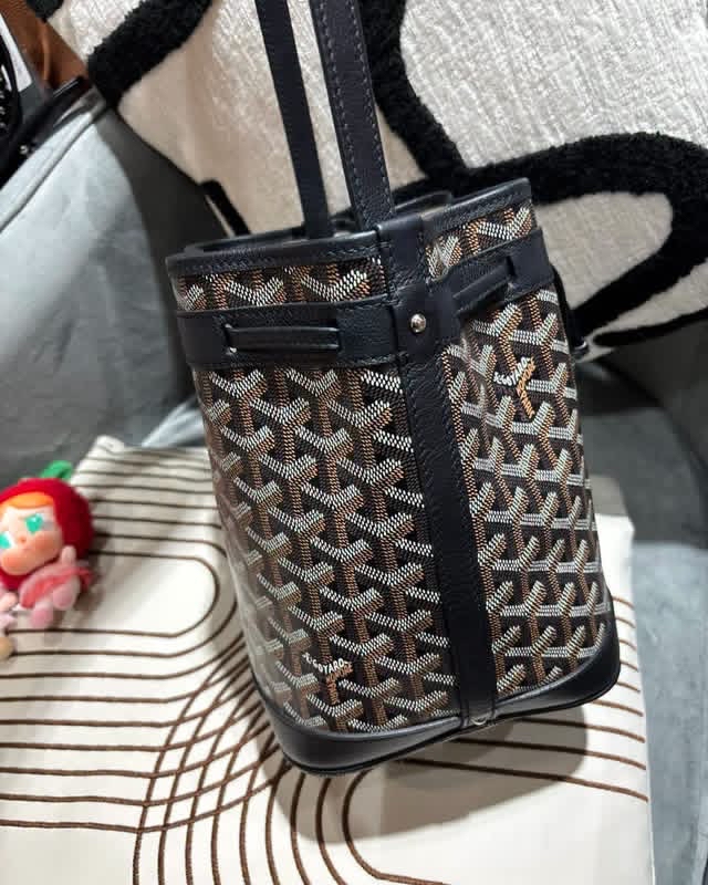 Goyard petit flot bucket bag 100%Authentic,98%new✅dust bag