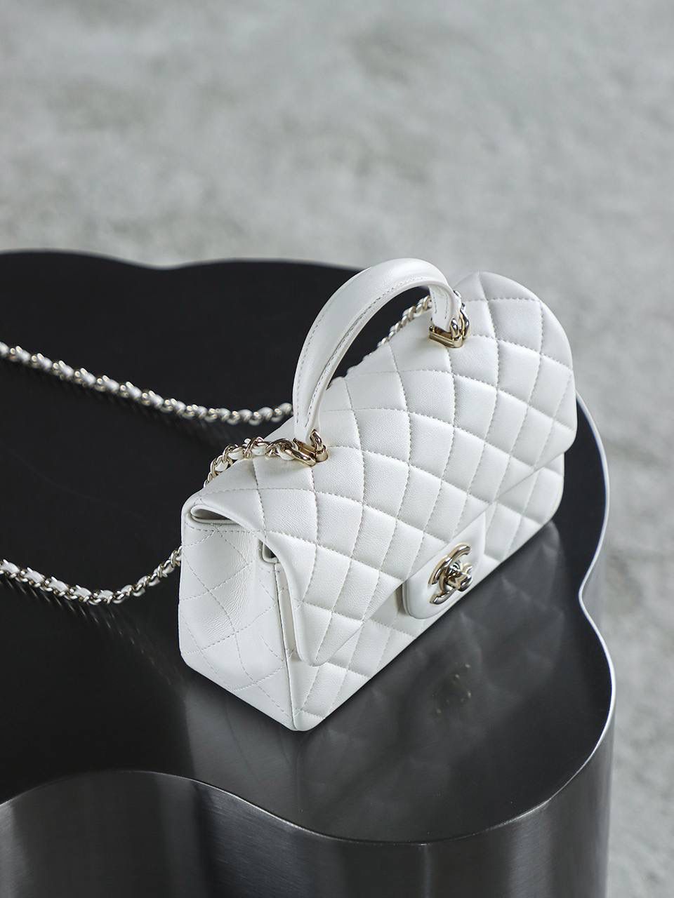 CF Mini手提包鑒定版 👜 一包一碼 支持全球鑒定查驗身份證原廠專G GR原廠皮料過關清單資料可査詢 經典的翻蓋加上獨特的提手，既保留了CF經典韻味，又增添了一份俏皮！ 而且單肩、斜挎、手提三種背法隨意切換，它都能輕鬆成為焦點！ 五金：全銅淺金扣 皮料：GR原廠小羊皮 尺寸：12*20*6cm