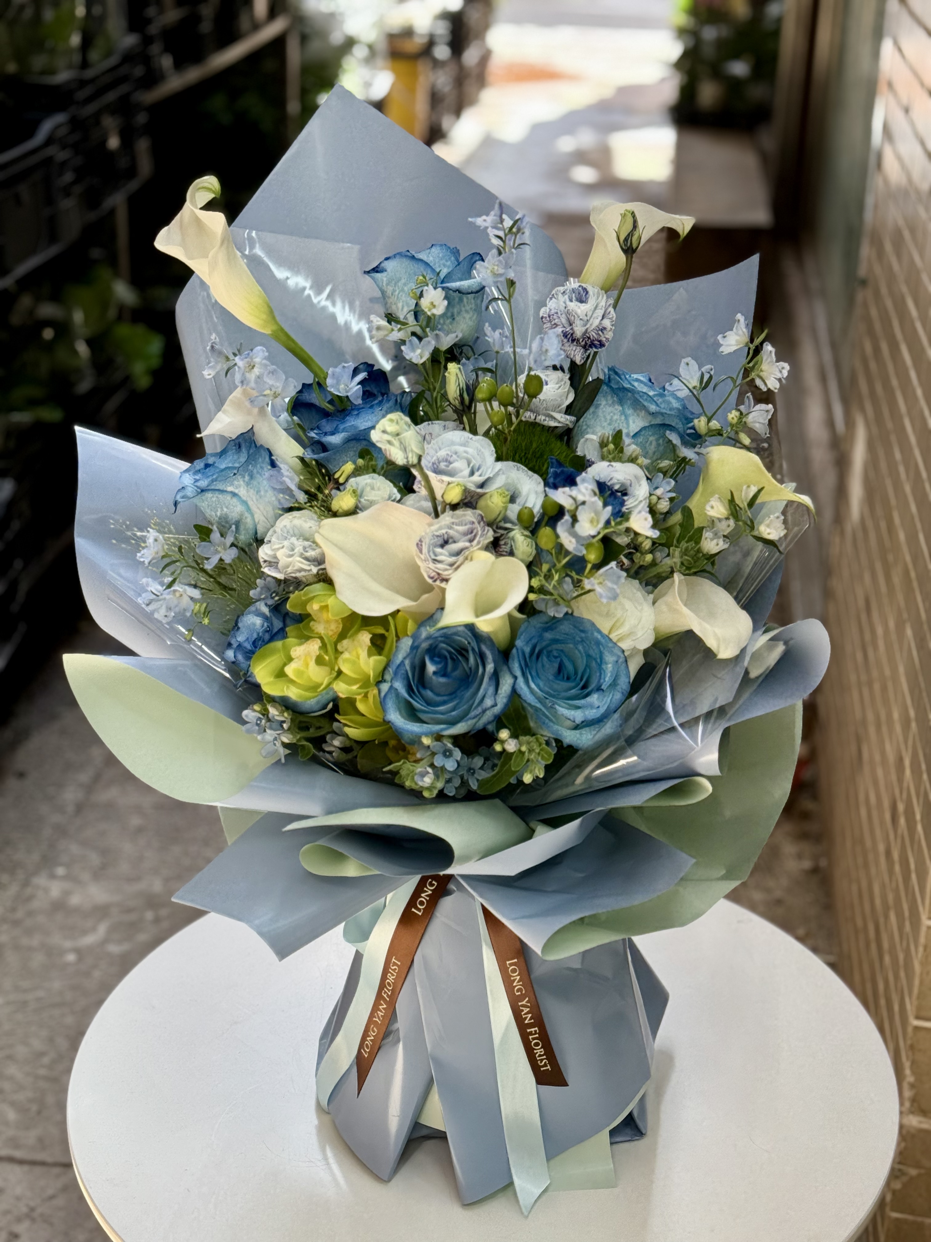 白馬蹄蓮配吸色玫瑰花束