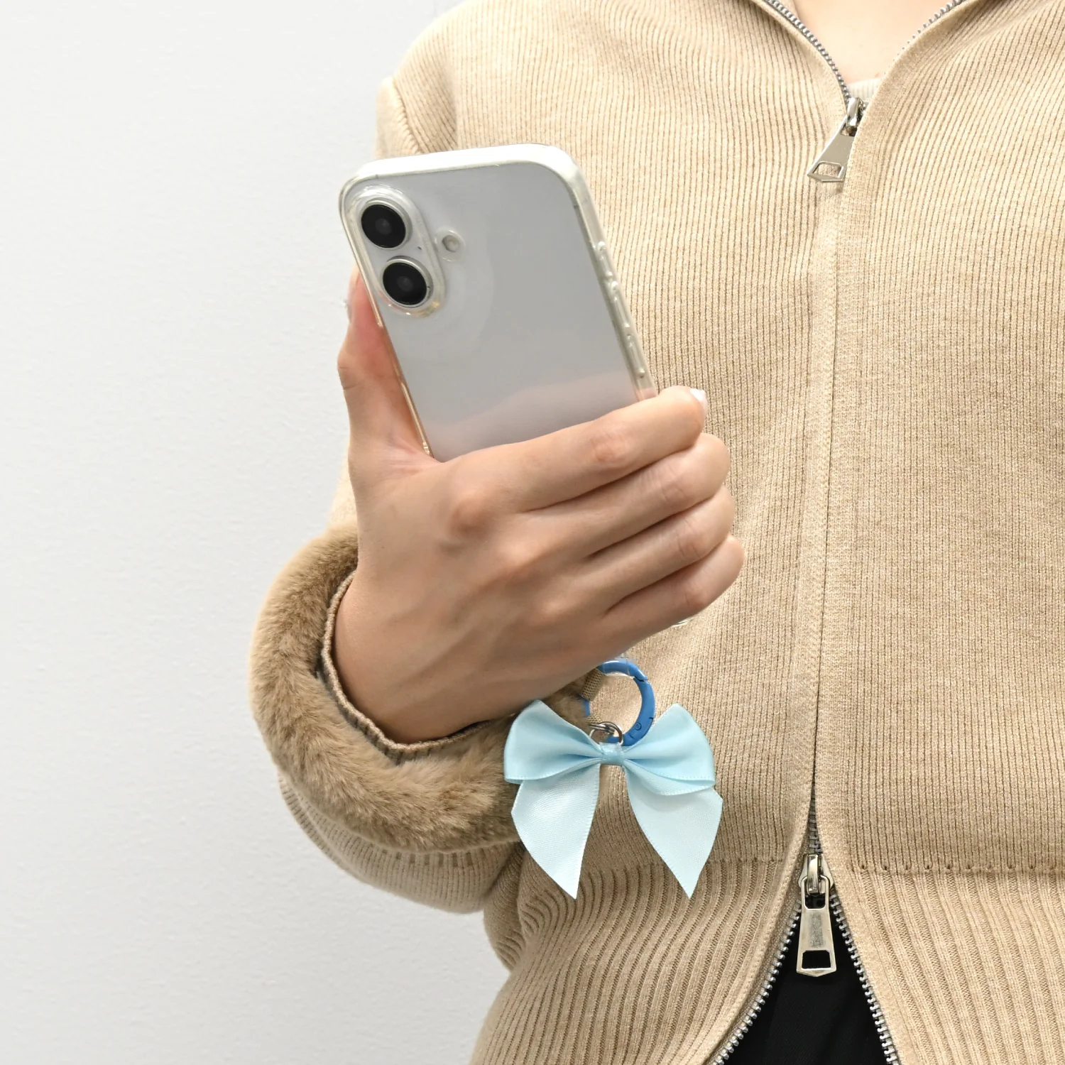 🎀【預訂】 Lil ala mode 毛毛電話手帶 Latte