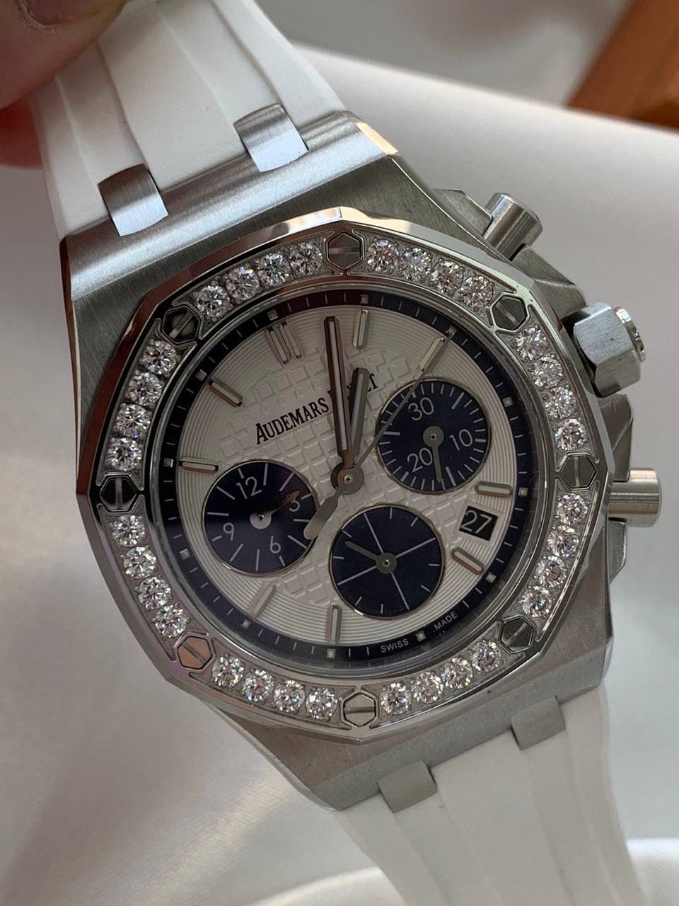 爱彼女款、小红书爆款，喜欢大表盘的女生、必备款，表盘37MM、蓝宝石防刮花玻璃，316精钢表壳、纯手工镶嵌32颗莫桑钻、搭配瑞士多功能石英机芯精准走时，表带采用进口橡胶工艺，佩戴舒适不过敏、折叠扣设计，佩戴便捷，数量有限，先到先得，多种色系，穿搭任选！