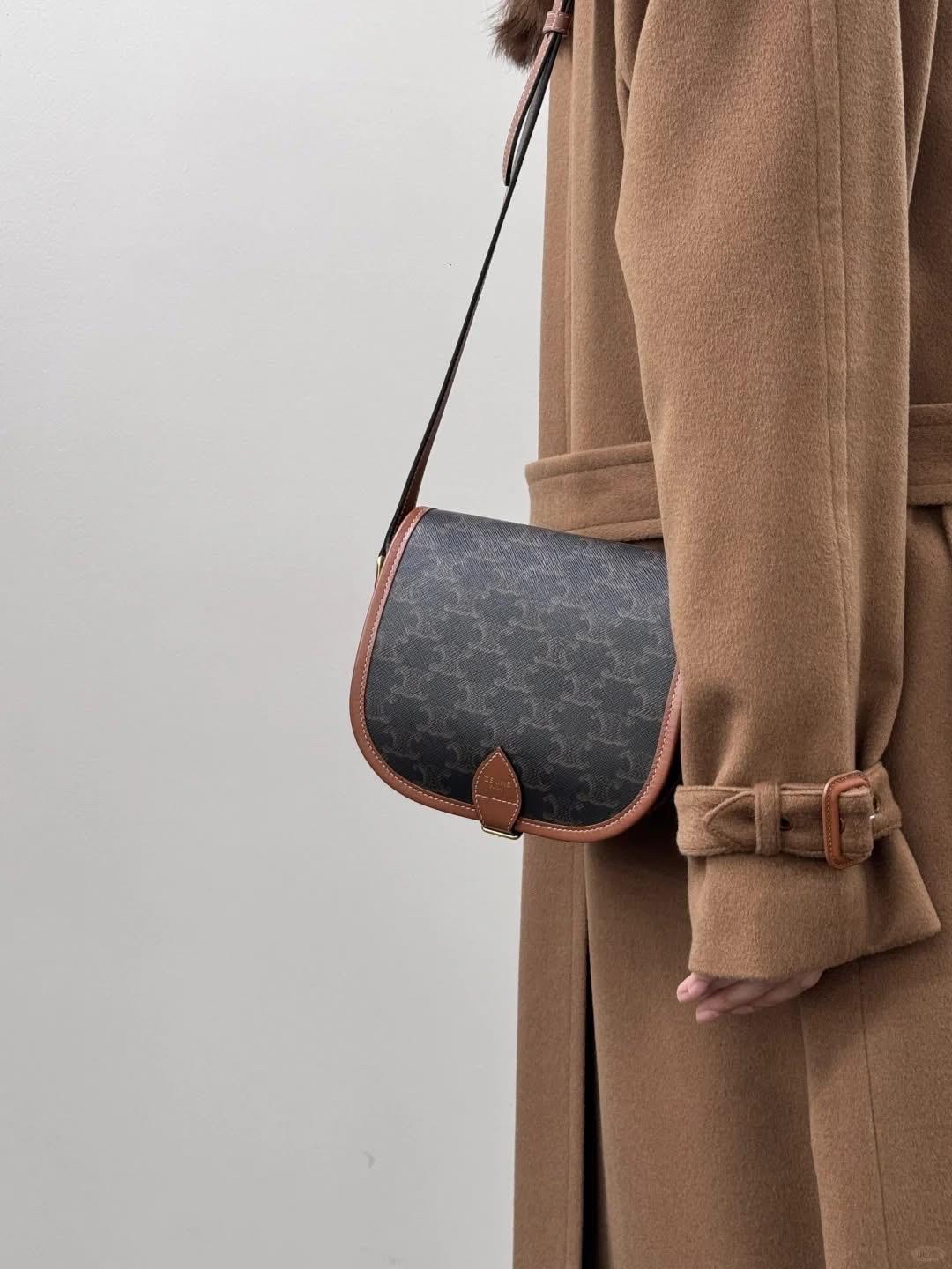 CELINE FOLCO medium Crossbody Bag  100%Authentic,98%new ✅dust bag