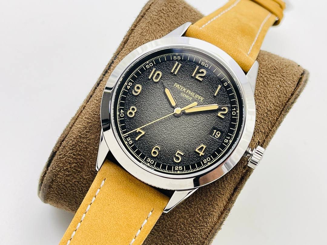 市场最高版本 百达.翡丽Calatrava系列Ref.5226G-001腕表！ 1⃣️表壳：百达Calatrava系列表款便因其圆润流畅的表壳形状享有盛名。百达.翡丽以这一特点为墓础重新设计该表款，在表壳侧缘雕饰巴黎钉纹。 2⃣️设计师还开发出一种特殊表壳结构，令表耳与表壳底盖融为一体，从而使巴黎钉纹全面覆盖表壳侧边。 3⃣️根据原装开模，壳套设计贴合原装！ 4⃣️字面：炭灰色表盘流露复古韵味，边缘呈黑色渐变效果，其微妙粒纹令人联想起古董相机外壳。 5⃣️表盘搭配覆米色荧光涂层的白金立体字块，以及低调内敛的"轨道式"秒钟刻度。 6⃣️白金针筒型时针及分针覆米色荧光涂层。3字位位置设有日期视窗，采用米色字块！ 7⃣️搭配黑色背景机芯：采用进口9015为基础机芯并加以改装升级！机芯夹板桥经倒角，边缘作细意打磨，大小夹板饰以鱼鳞纹、日内瓦波纹，夹板表面有包金雕刻，螺丝凹槽经打磨和倒角，所有细节尽善尽美，同时印有百达翡丽经典双P印记！ 8⃣️表带：全新Ref.5226G-001 表款有两款可互换表带，一款为米色绒面小牛皮，另一款为黑色小牛皮，饰有压花纹理图案和米色缝线。两款表带均搭配白金针扣，同时配备快拆生耳，让更换表带操作更加便捷！