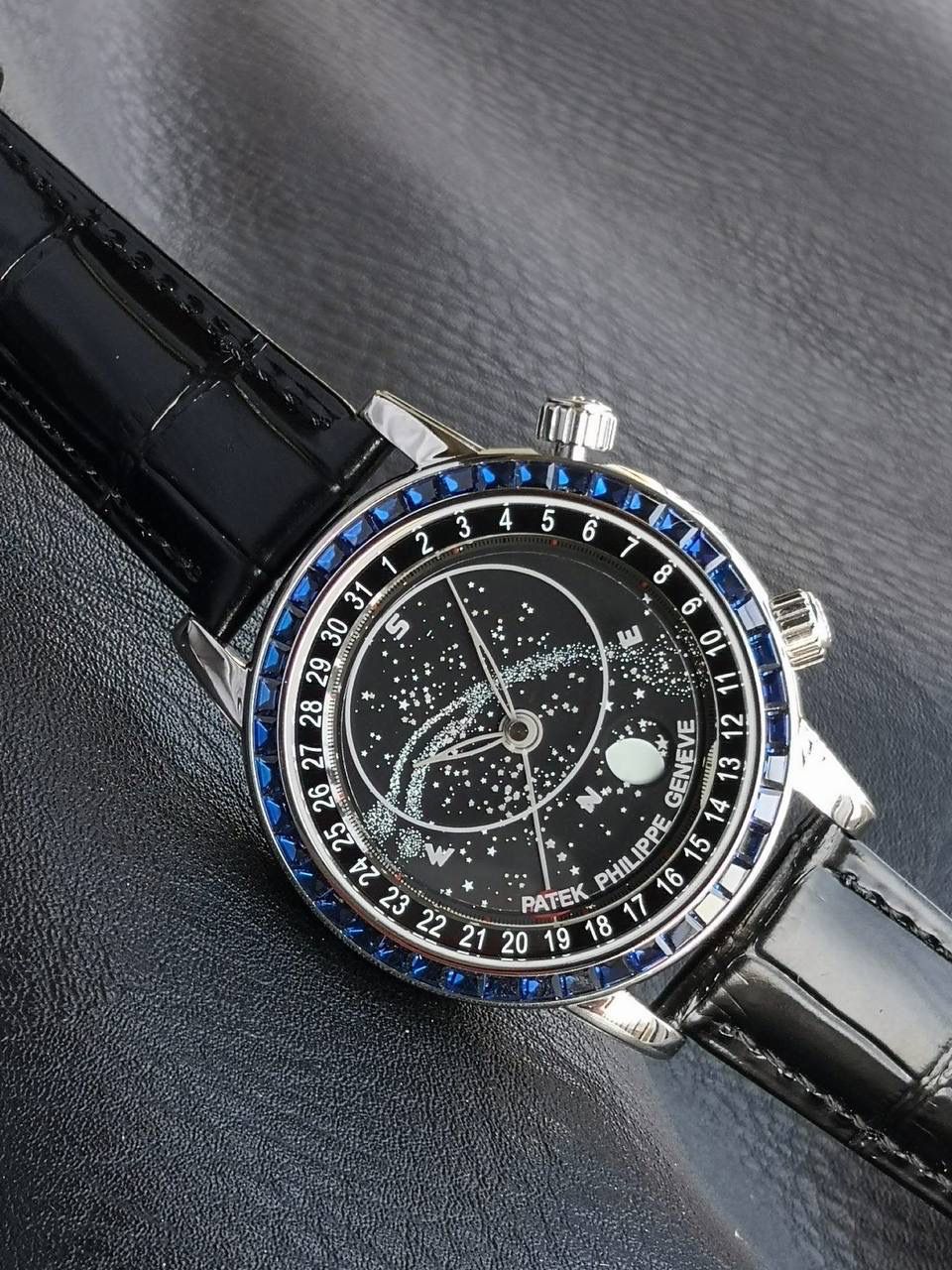 百达翡丽PP-6104G 日内瓦苍穹系列 市场顶级复刻神作震撼来袭！ 搭载原装进口miyota全自动机械机芯改制Cla.240机芯，搭配原装珍珠18K金自动锤，走时精准稳定，性能媲美正品；表圈镶嵌45颗璀璨宝石，表扣点缀28颗珍稀晶石，光影流转间尽显奢华质感；微拱形防眩目处理表镜，折射效果立体通透，让表盘细节清晰可见，质感再升一级💯💯