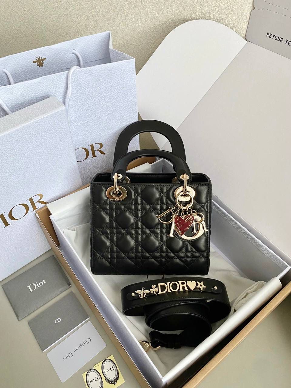 🈶黑色，四格 𝗗𝗜𝗢𝗥 𝗟𝗮𝗱𝘆七夕限定 在经典的基础上加了爱心小挂饰 让整个氛围有了爱的烂漫气息 戴妃作为经典的代表，怎么买怎么对 特别手拎时会显得整个人非常温柔优雅 我一直都推荐女生一定要有一只经典款 每个颜色都好好看，完全不需太纠结 20×16.5×8cm 4123m