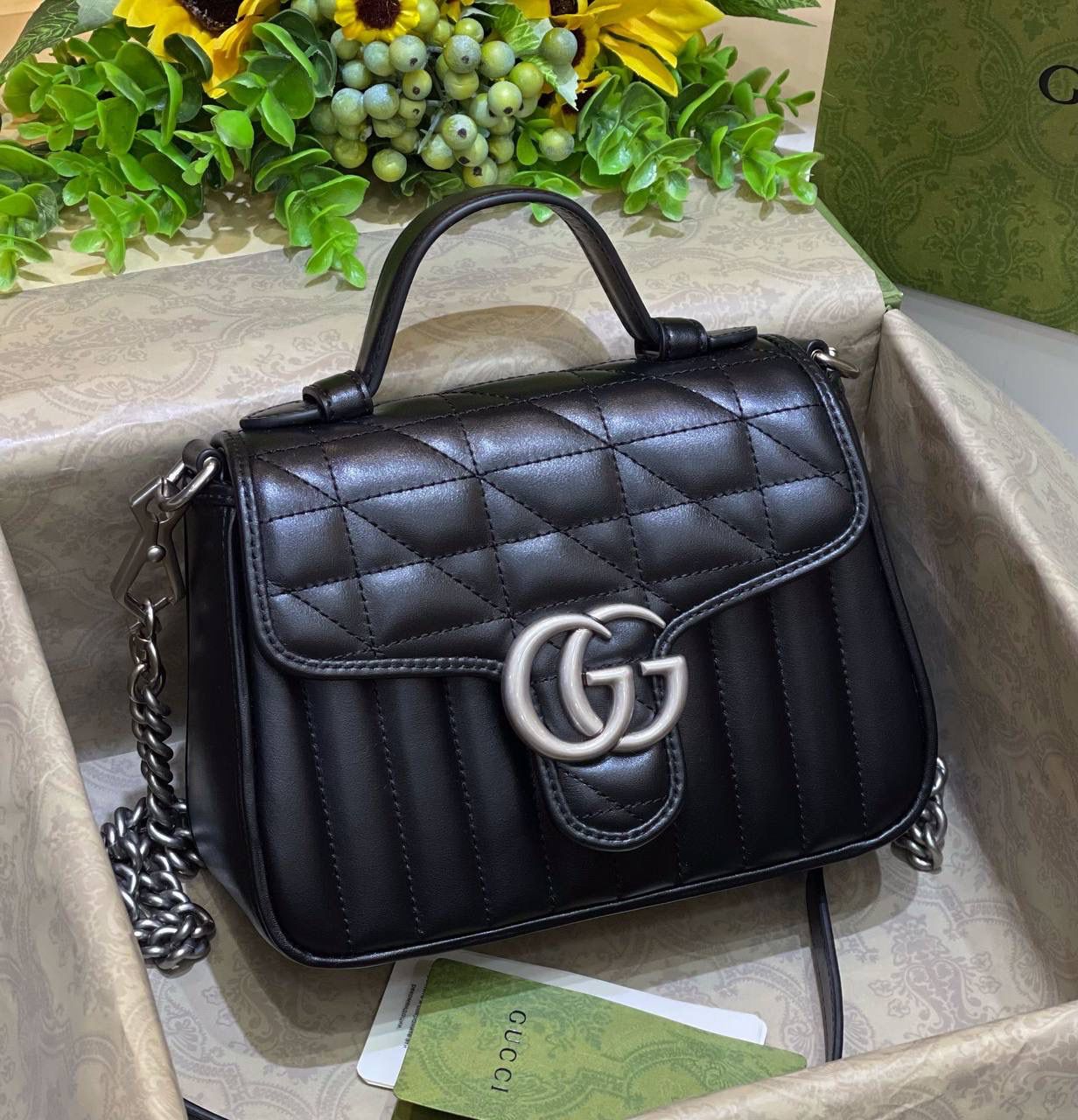 ✈️✈️✈️🔥𝙈𝙖𝙧𝙢𝙤𝙣𝙩 菱格原厂皮# ▫️型号583571 ▫️尺寸 21*15.5*8cm G家新款系竖菱格主题，焕新演绎经典造型，选用原厂牛皮材质，饰带银灰色双G，可拆卸金属链肩带设计，可令手提包轻松转换成肩背包，打造多种携带选择。