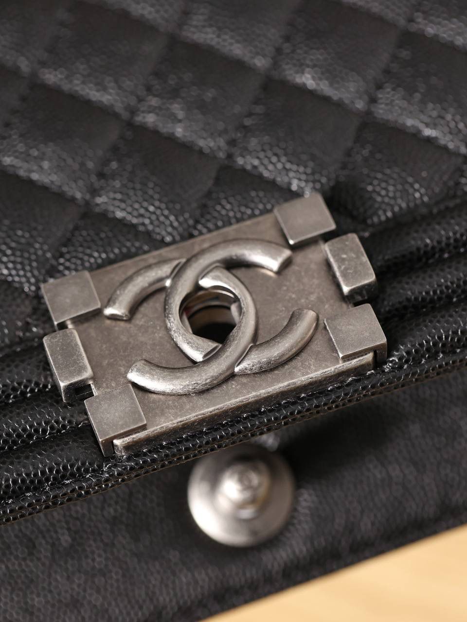 CHANEL香奈儿le boy中号号黑色荔枝纹复古银扣单肩斜跨链条女包💞👜 独家欧洲渠道货首发 100%进口原厂材料组装的ZP尾单货源 独家进口原厂皮牛皮，米粒感饱满，手感非常好，原厂的纯铜五金+纯钢五金 非常有份量💯❤️‍🩹 底部可任意拿捏弹回，继CF、COCO、WOC后开发的第4款小香，品质一如既往的稳，性价比全网最高，欢迎对比，完全符合正品工艺，下组图更多细节欣赏 尺寸：15 x 25 x 9cm（大号） 12 x 20 x 8cm（小号）