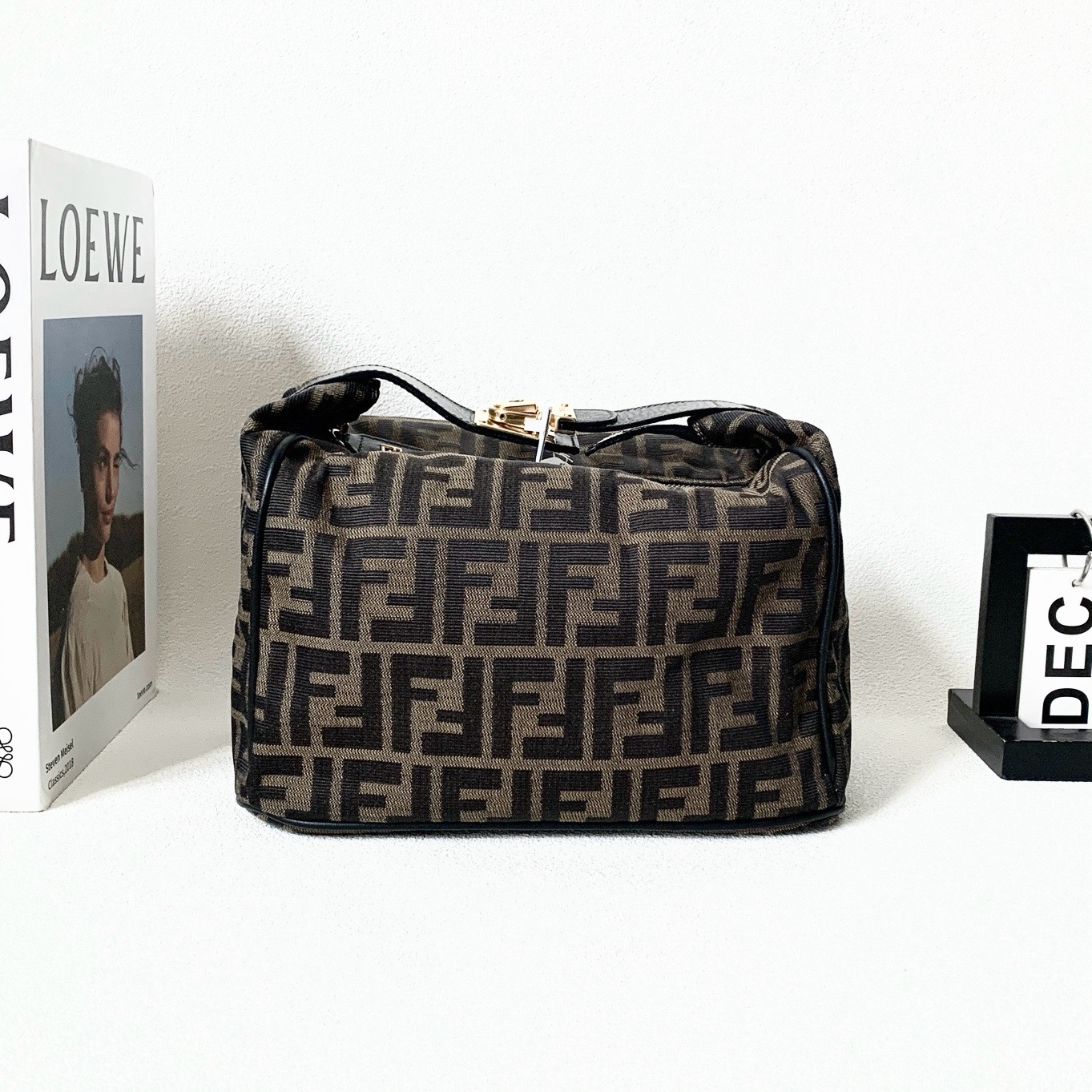 【預訂貨品】Fendi老花金扣飯盒包