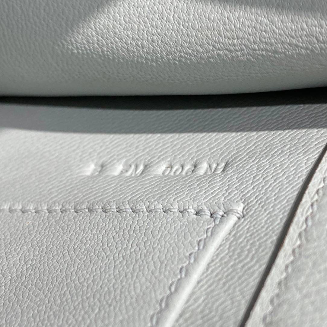 『圣杯蓝·银』 ‘’Kᴇʟʟʏ ᴅᴀɴsᴇ • Evercolor 🎀 时尚圈就是一个圆！ 最厉害的就是六种背法： 斜背、侧背、肩背、腰包、背包、手包 集美们一定要安排起来‼️ 22Cm