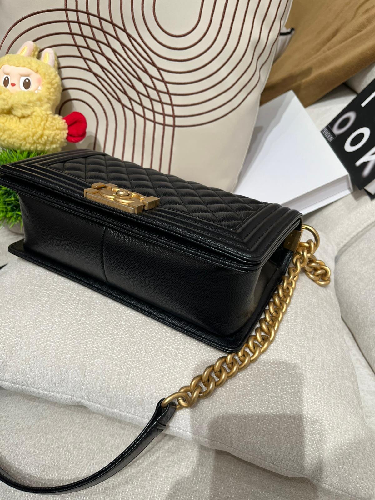 Chanel boy medium 25cm A67086 黑色魚子醬牛皮復古金扣 100%Authentic, 95%new ✅ 21年香港專門店收據✅30card ✅dust bag ✅box