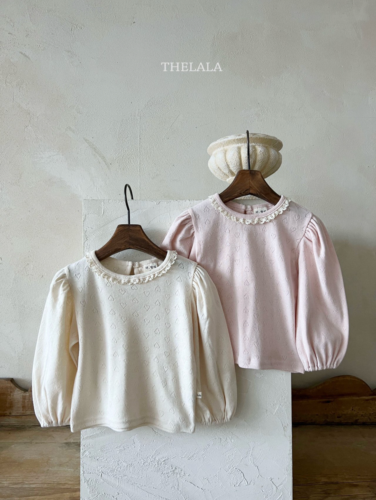 🌸預訂 韓國直送🌸🇰🇷THELALA兩色蕾絲心心通花泡泡長袖上衣