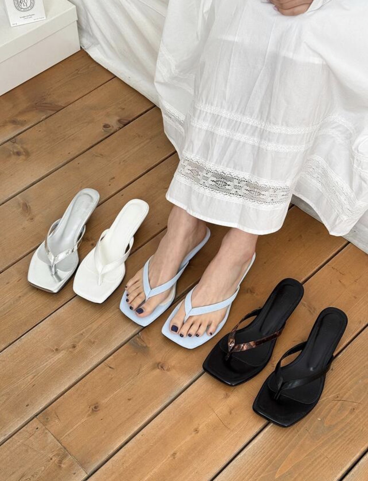 26SS/ 4CM HEELED THONG SANDALS