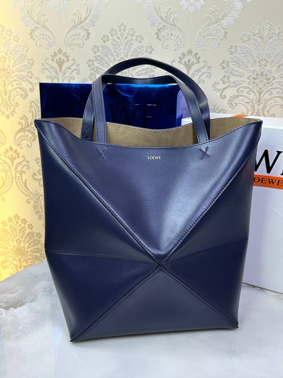 *𝐏𝐮𝐳𝐳𝐥𝐞 𝐅𝐨𝐥𝐝折叠手袋👜*（深邃蓝） ——全新【𝗡𝗘𝗪】升级‼️ 延续经典𝙋𝙪𝙯𝙯𝙡𝙚的标志性几何裁剪设计，新晋顶流🅰️𝙋𝙪𝙯𝙯𝙡𝙚 𝙁𝙤𝙡𝙚 𝙏𝙤𝙩𝙚以折纸包为灵感，升级成🉑完全折叠‼️的结构，立体与平面任意切换，出差旅行🧳必备单品。小牛皮材质轻且柔软，𝐌𝐢𝐧𝐢尺寸搭配一条可拆卸式肩带，手提，肩背，斜挎多样化背法✨ 尺寸：𝟐𝟓.𝟓-𝟏𝟒.𝟓-𝟑𝟏.𝟓cm 款号：052316