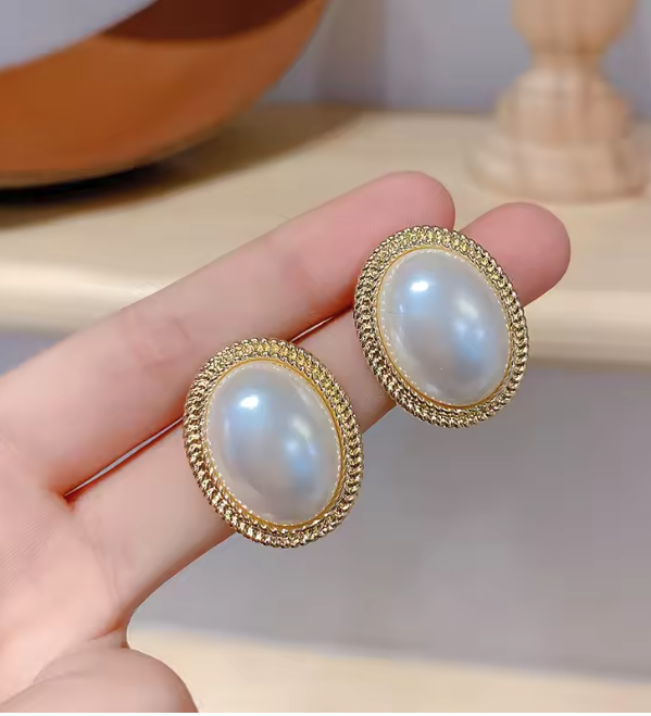 Oval Pearl Glow Earrings