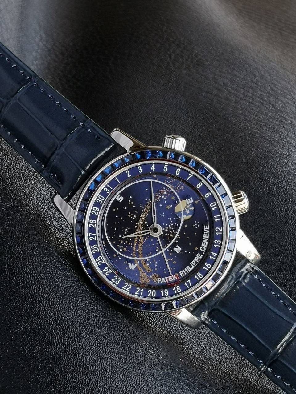 百达翡丽PP-6104G 日内瓦苍穹系列 市场顶级复刻神作震撼来袭！ 搭载原装进口miyota全自动机械机芯改制Cla.240机芯，搭配原装珍珠18K金自动锤，走时精准稳定，性能媲美正品；表圈镶嵌45颗璀璨宝石，表扣点缀28颗珍稀晶石，光影流转间尽显奢华质感；微拱形防眩目处理表镜，折射效果立体通透，让表盘细节清晰可见，质感再升一级💯💯