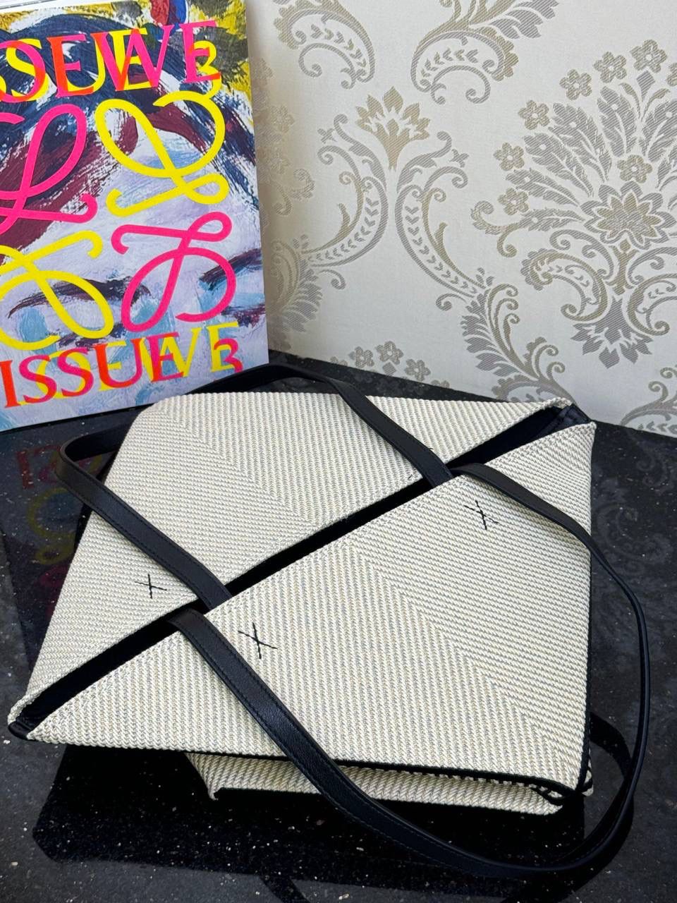 🎈*𝐏𝐮𝐳𝐳𝐥𝐞 𝐅𝐨𝐥𝐝折叠手袋👜*（亚麻刺绣） ——全新【𝗡𝗘𝗪】升级‼️ 延续经典𝙋𝙪𝙯𝙯𝙡𝙚的标志性几何裁剪设计，新晋顶流🅰️𝙋𝙪𝙯𝙯𝙡𝙚 𝙁𝙤𝙡𝙚 𝙏𝙤𝙩𝙚以折纸包为灵感，升级成🉑完全折叠‼️的结构，立体与平面任意切换，出差旅行🧳必备单品。亚麻材质轻且柔软，内鿏特别款烫金❗️ 尺寸：𝟐𝟓.𝟓-𝟏𝟒.𝟓-𝟑𝟏.𝟓cm 款号：052316