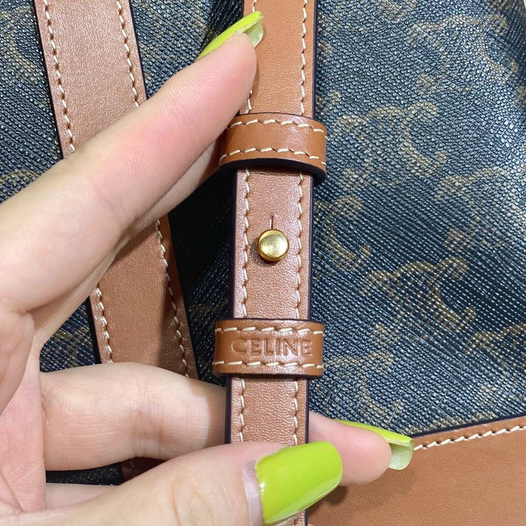 🔥大货实拍图 𝗖𝗘𝗟𝗜𝗡𝗘 ♥ 𝗧𝗘𝗘𝗡 𝗖𝗔𝗕𝗔𝗦 𝗗𝗘 𝗙𝗥𝗔𝗡𝗖𝗘 型号：191992 尺寸：19*16*11cm 放着平平无奇，背上身效果特别不错！也很好搭衣服，休闲或是正装背她都好看的呢