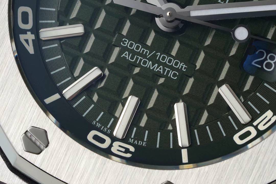 爱彼15710潜水之王！3120一体机芯，打造内在外在最强复刻🔥🔥 1.表壳采用多次打磨，只为了棱角数据吻合，材质触摸感觉一致； 2.最强机芯夹板打磨，特调色18K玫瑰金自动托颜色； 3.最人性化的可松动头粒缓冲区域，确保吻合原装设计； 4.最立体和最工整的盘面“饼干纹理”保证和正品一模一样： 5.最持久的夜光和对的最齐的内应刻度，IPF直击重点。 6.采用原装一致的装配结构，做到细微一致！ 7.最接近原装的指针，切面锋利整齐无毛刺； 8.最接近原装日历放大镜，通透性市面最强； 9.最强蓝宝镜面通透感官，并镀有防眩晕增透镀膜； 最最主要的机芯：采用一体AP.CAL.3120机芯，功能稳定，动力储存原装一致的41小时，外观一致！潜水之王，重新归来！