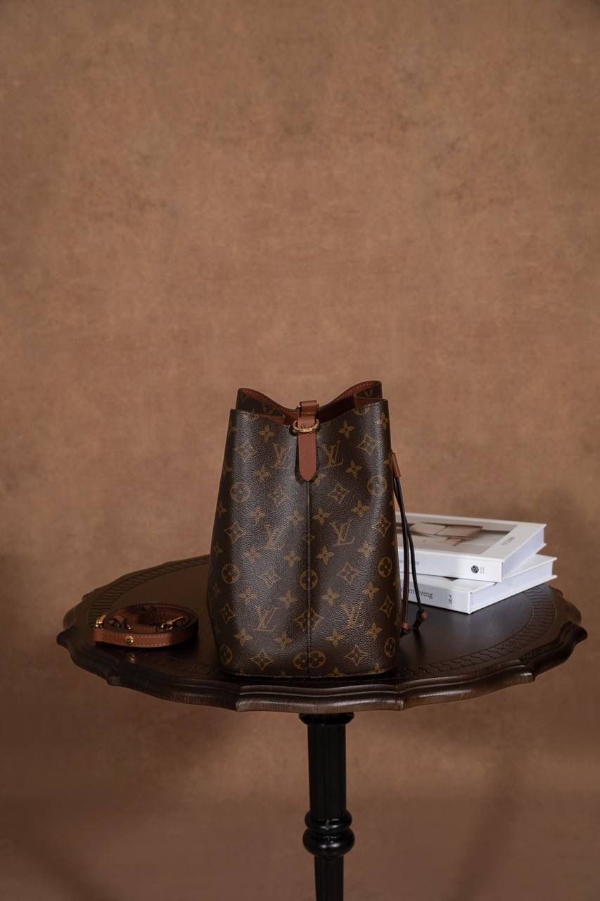 LV NÉONOÉ 水桶包 👜✨ 这款真的是经典中的经典，很多人第一只 LV 都选它！！ Size：26 × 26 × 17.5 cm，容量很可以，日常东西统统装得下～ 水桶包原型来自 1932 年的香槟袋， 经典又耐看，不分年纪，背起来都很有感觉。 又能装、又好搭，休闲穿、正式穿都 OK， 属于那种越背越喜欢、怎么都不会过时的款 💖