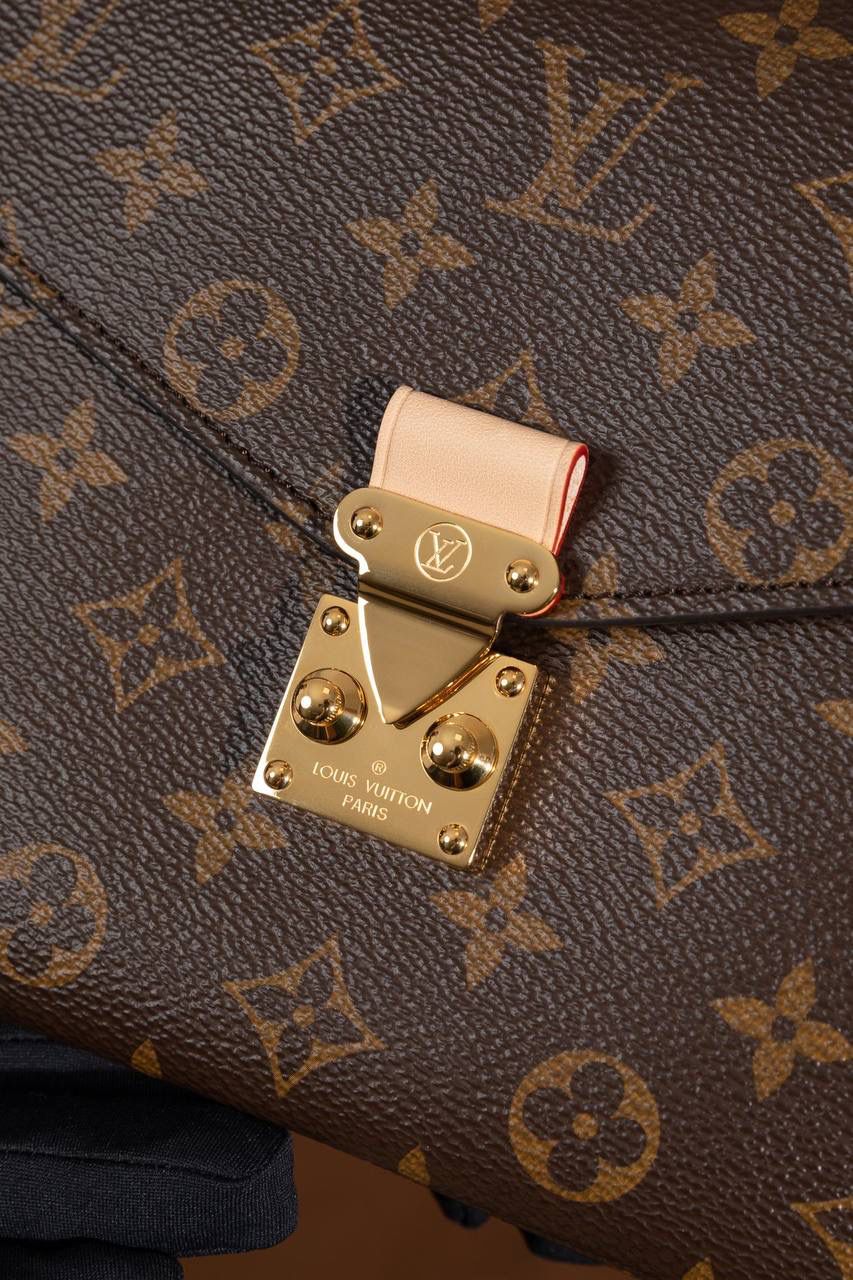 LV POCHETTE METIS🎀大邮差包 ✨ 法国原厂料 + 原厂皮 + 全钢五金 质感真的很稳，拿在手上就知道不一样，高级感直接出来 😍 这款邮差包因为设计经典， 所以一直被叫做 “入门级邮差包” 👜 但不要小看它哦～ 👉 超百搭、👉 超耐看、👉 永远不过时