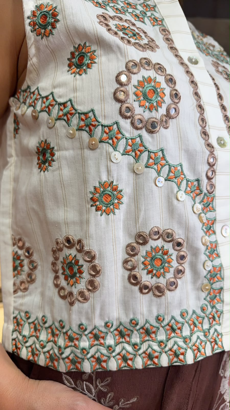 PKT 2620 Pakistan Brown Star 2 way White Vest 18" 