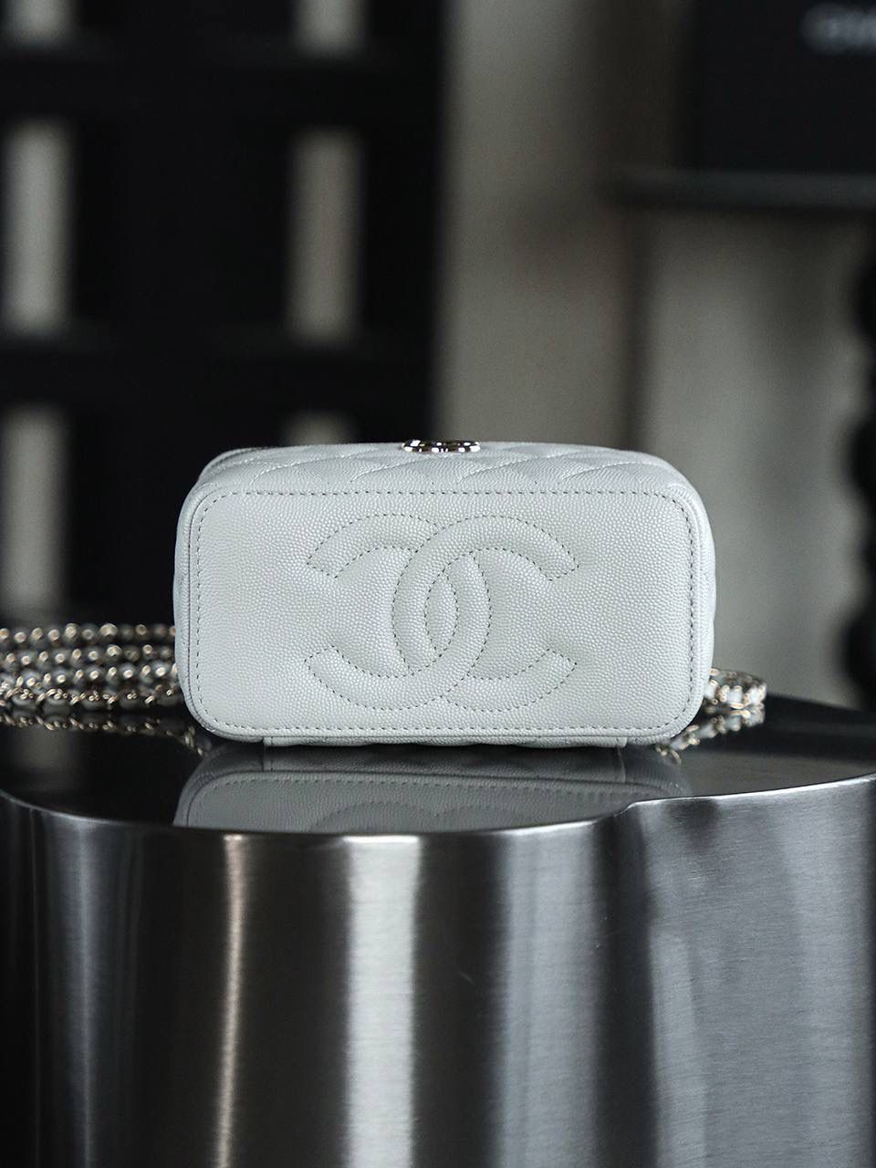 25C化妝盒子包鑒定版👜 一包一碼 支持全球鑒定查驗身份證原廠專G 三隻羊皮料過關清單資料可査詢 化妝盒子包是眾多時尚達人心尖，25C化妝包經典的盒子造型，方正中不失圓潤，線條簡潔流暢！ 包身腰線的設計，恰似畫龍點睛之筆，不經意間流露出的精緻細節，讓人一見傾心！ 五金：厚鍍14K淡金扣 皮料：三隻羊小球紋牛皮 尺寸：9.5*17*8cm