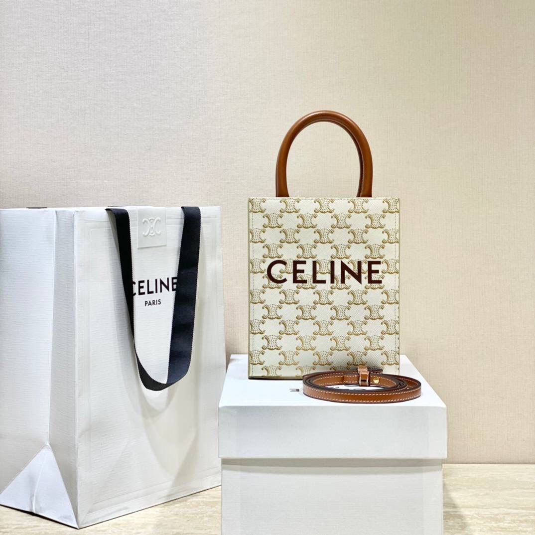 🔥大货实拍图 𝗖𝗘𝗟𝗜𝗡𝗘 ♥ 𝗧𝗥𝗜𝗢𝗠𝗣𝗛𝗘 𝗖𝗔𝗕𝗔𝗦 𝗧𝗢𝗧𝗘 今年新出的白老花真的击中我💘这是什么温柔美貌的配色啊啊啊！老花也可以满满的清新春夏感🏝 型号：194372 尺寸：17*21*4cm