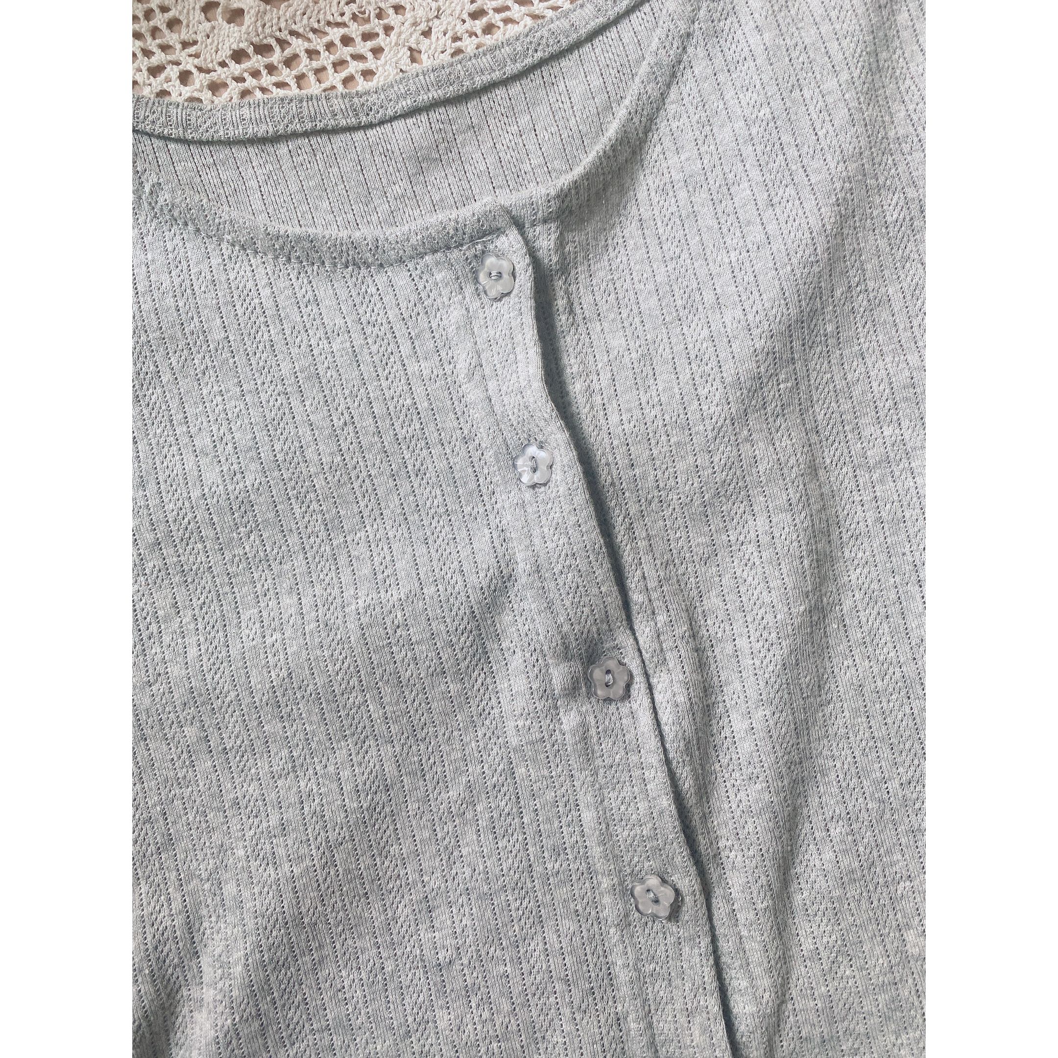 <最後現貨> <KR> ♥︎花花鈕捲邊鏤空cardigan* grey