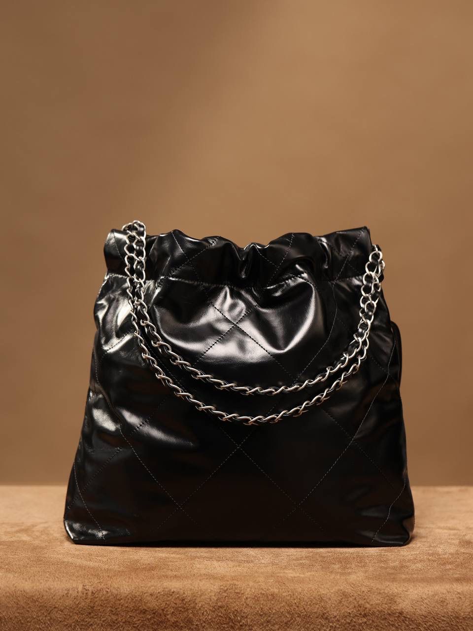 小香2022主打的爆款❤️‍🩹👜 22 bag已经火爆全网全球 我们简称“垃圾袋”，确实有点像垃圾袋 不过实用 我们只做渠道货 我们只做原厂皮独家渠道货 唯一对版的渠道货 22bag 黑色银字小号🤟🏻 小号：35 X 37 X 7cm 中号：39 X 42 X 8cm