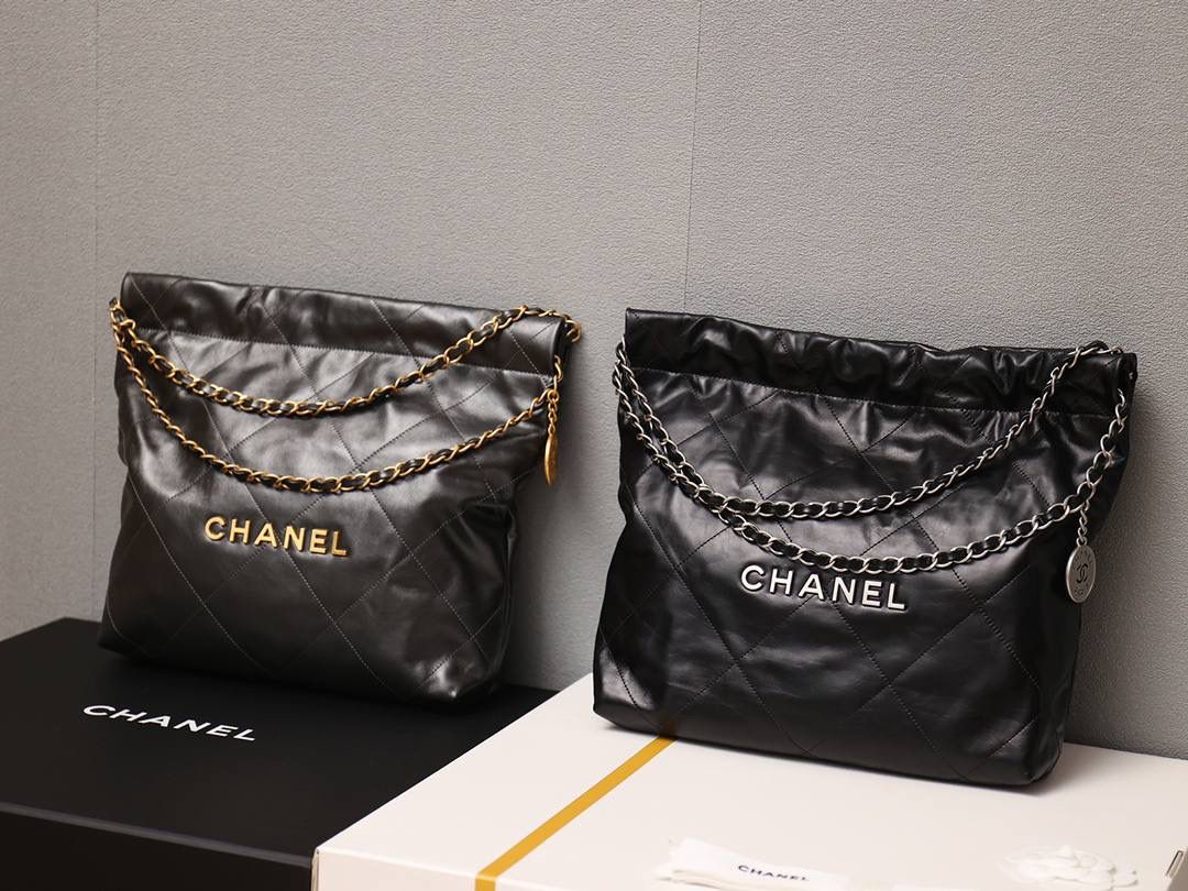 小香2022主打的爆款❤️‍🩹👜 22 bag已经火爆全网全球 我们简称“垃圾袋”，确实有点像垃圾袋 不过实用 我们只做渠道货 我们只做原厂皮独家渠道货 唯一对版的渠道货 22bag 黑色银字小号🤟🏻 小号：35 X 37 X 7cm 中号：39 X 42 X 8cm