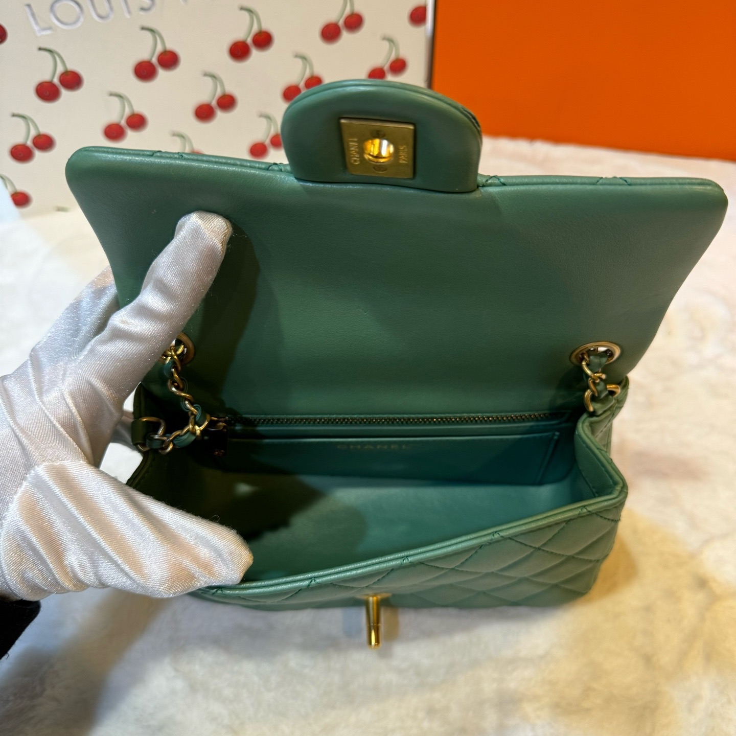 Pre-Owned CHANEL Flag Bag / Product Code: 26042421