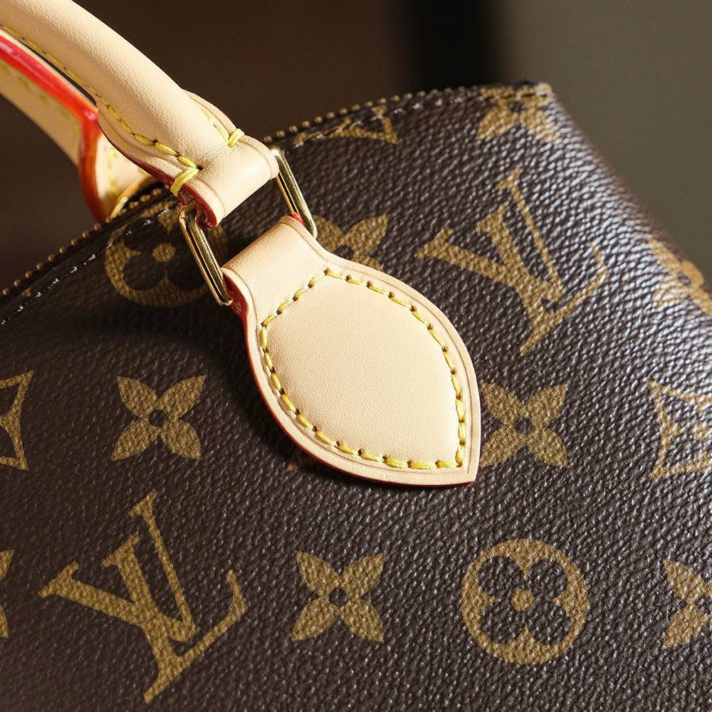 𝐋𝐎𝐂𝐊𝐈𝐓 𝐁𝐁芯片菱形跳动码系列👜✨ 当季新品复古潮流𝑳𝒐𝒄𝒌𝒊𝒕 𝒃𝒃系列，复古味十足配备上灵魂多变的背法✔️ 依旧是采用经典老花面料搭配上弧形上缘以及椭圆形饰边，完美呈现出现代化时尚与复古的完美结合。 小巧的包身，却能满足日常容纳需求，一包多用法，让你在使用过程种感受到它满满的高级感，真的是好用到哭✔️ 五金材质：厚镀纯钢五金 皮料材质：法国原厂皮面料【芯片版】 尺寸详情：𝟏𝟗*𝟕*𝟏𝟓𝐜𝐦