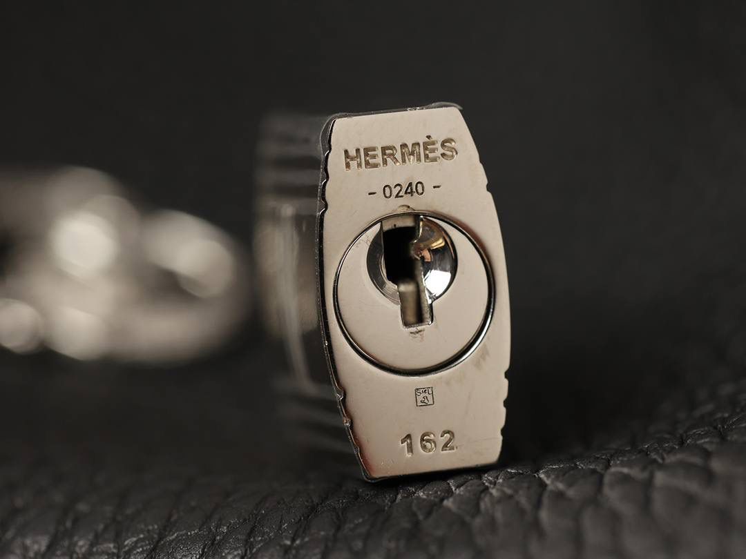 H菜篮子🧺✨正式上线！ 黑色18cm银扣扣 独家渠道货！手机实拍！独家背景！ 纯手工制作、细工慢活、工匠精神雕刻的艺术精品！ 尺寸：18 X 19 X 13.5cm