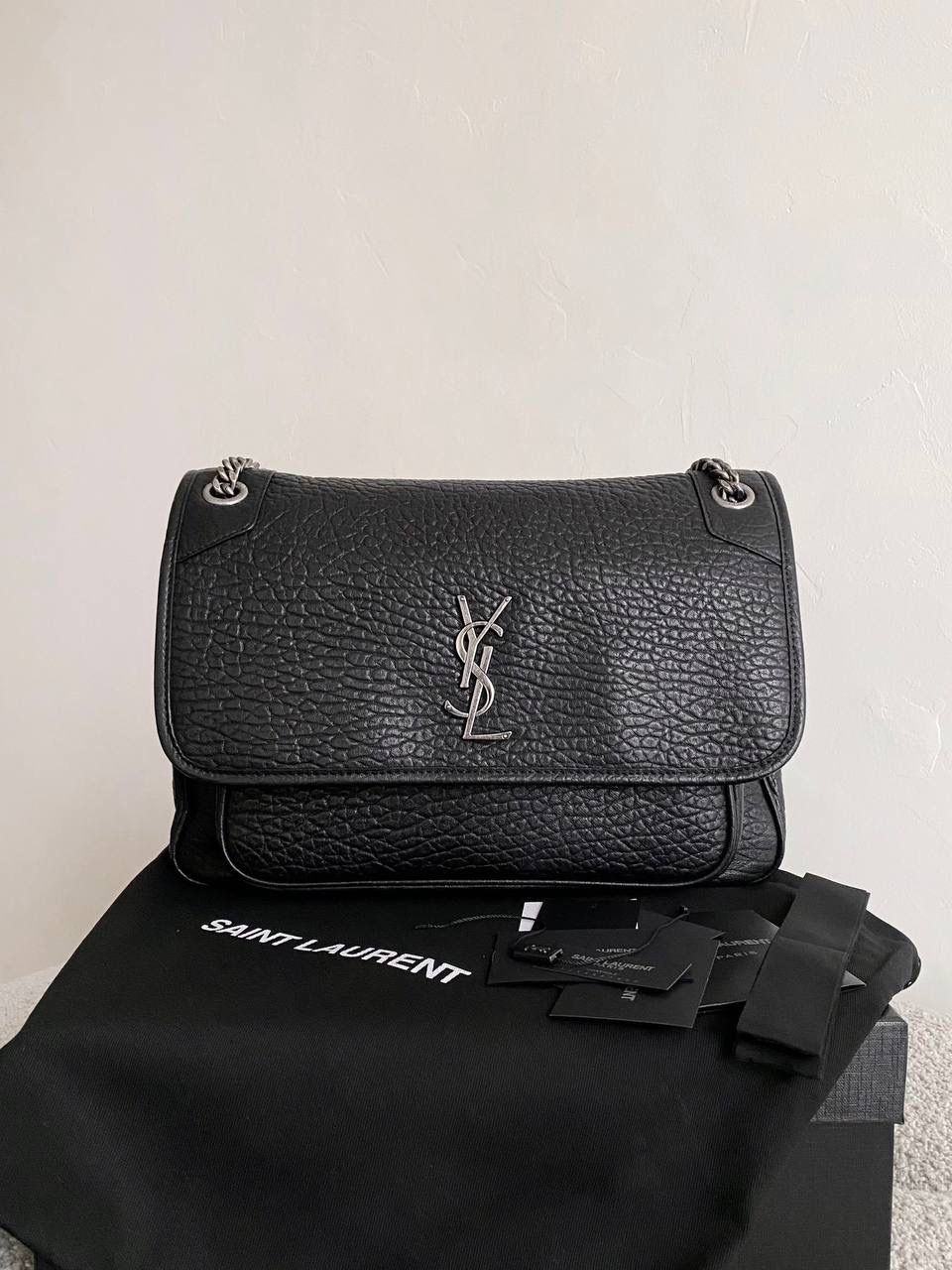 ys1 niki羊皮粒面款 大号黑银🖤🌪️柔软的新皮料来袭～被宋佳一背，直接一整个火到不行 作为他们家的must have之一 我们找到了专门做了10余年ys1的老师傅来做 按他的话说，闭着眼睛都能做出来 原厂皮，全钢五金，半金半银的烫金logo 这个包真的做得非常非常好！ 我们也和zp一样同步更新了两个"D扣"小耳朵 听我一句，niki种草了就一定要买 几乎每个买了niki的姐妹都会后悔买晚了！早买早享受咯～ 大号：32×23×9cm803777m💰 中号：28×20×8.5cm633178m💰 小号：21×16×7.5cm633179m💰 mini：18×12.5×5cm828736m💰