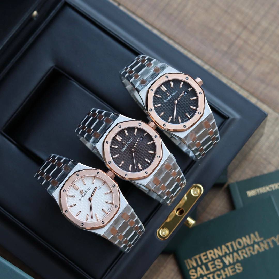 🚀原单AUDEMARS PIGUET爱彼 皇家橡树系列67女士石英腕表 独家原版拆解开模 所有配件均可原版互换使用，搭载原装瑞士F04111石英机芯。走时精准！全程CNC打磨，多次校对调整版型，棱角分明。表壳直径33MM,多边形状表圈与表壳精密相合，表圈以六边形螺丝栓固定在表壳上（圈口镶嵌精美施华洛世奇钻，璀璨夺目）表带链节精致规整，链节经过上百次细致的打磨处理，呈现出完美的纹理。折叠式表扣开合简单，佩戴方便。腕表表耳处呈弯折状，可以保证腕表与腕部更加贴合。表盘镌刻“Grande Tapisserie”大方格纹装饰，搭配荧光立体时标和皇家橡树指针，宽大的指针和时标让读时简单清晰。三点位置日期显示窗口，以阿拉伯数字显示。腕表为密闭表底，表底上镌刻皇家橡树系列的英文名称“Royal Oak”字样✨🔥