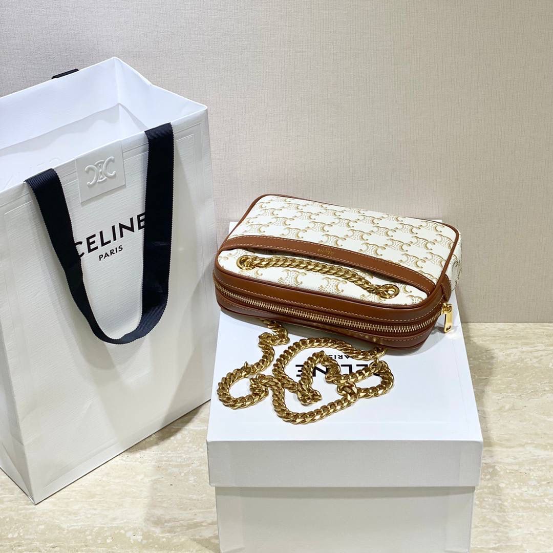 🔥大货实拍图 𝗖𝗘𝗟𝗜𝗡𝗘♥𝗖𝗔𝗡𝗩𝗔𝗦 𝗣𝗔𝗧𝗔𝗣𝗔𝗡𝗦 型号：196252 尺寸：20.5*15*4.5cm TA真的非常好用+多种背法+价格合适+细节满满～双链条腋下，单链条单肩，斜挎/手拿 一包多用✔️