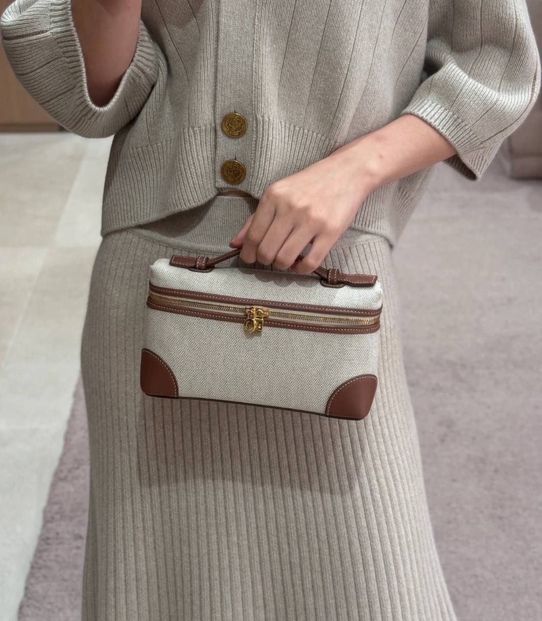 Whatsapp 報價💖 Loro Piana L19 限定亞麻拼皮款