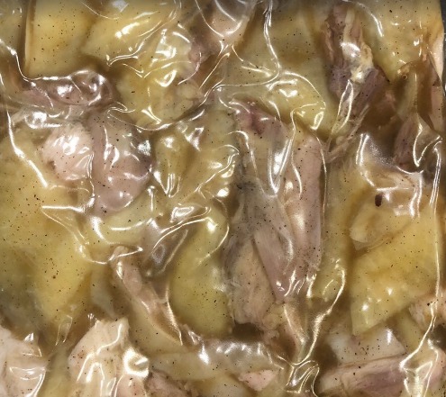 去骨鹹水雞一隻（2隻雞腿2塊雞胸去骨）