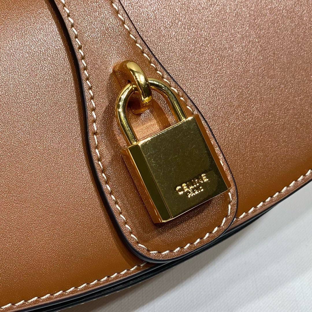 🔥大货实拍图 𝗖𝗘𝗟𝗜𝗡𝗘 ♥ 𝗧𝗔𝗕𝗢𝗨 𝗖𝗟𝗨𝗧𝗖𝗛 型号：10I592 尺寸：18*8*5cm