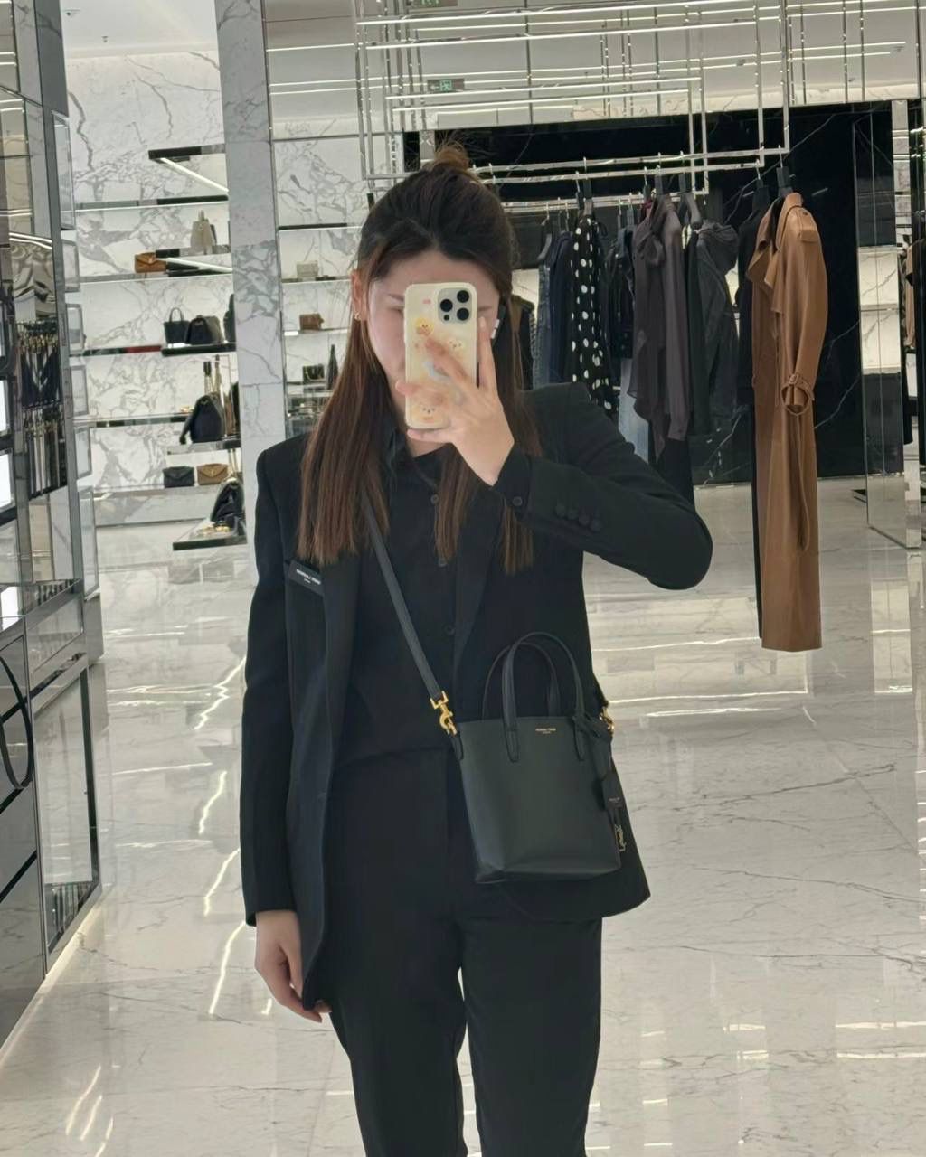 ys1 mini tote平纹🖤 这只包在mini包中一定有它的一席之地 第一，它包身够小够可爱 第二，它容量够大够能装 第三，它鳄鱼纹压纹够抗造 就冲这三点，几乎没有哪个小可爱能打得过它 小手提➕可拆卸肩带的设计在实背性上也更出挑 没有槽点的小可爱，我超爱！！ 必须zp开发的啦，相似度看对比图！ 质量就请放心的交给我们哈！ 平纹：18×17×8cm773995m