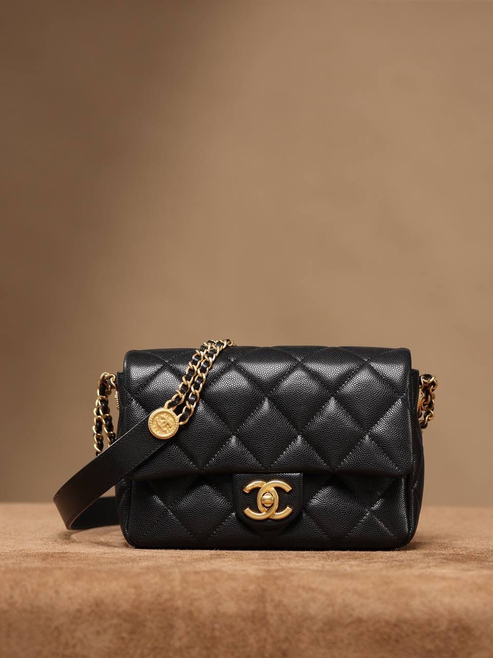 22早秋新品 CHANEL 香奈儿 横款金币方胖子👜❤️‍🩹 尺寸：13.5*215.*6.5cm 独家渠道货 独家ZP尾单渠道货首发 此款是今年小香新出的材质颗粒压花牛皮，颗粒比较细小，手感比较柔软些，是欧洲原厂纯原金扣的头层小牛皮压的小球纹路，非常耐磨 金币包是小香22年推出的全新的链条款式，也是主打的明星产品，结合这种小球纹推出一个系列的金币包⚡️