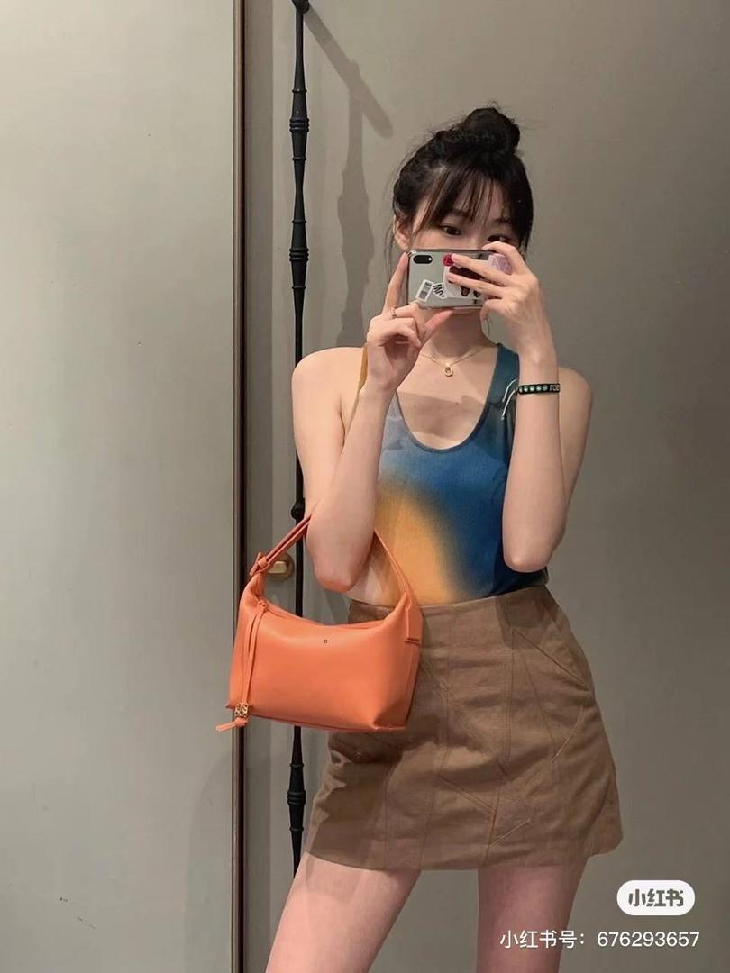 𝐂𝐮𝐛𝐢 便当包💟全皮限定款 👉 橘色 👀看这里 ⚠️ 重点：独家包装⛱️ 🔅 砖柜礼盒 🔅最新“奋斗篇”礼品袋 🔅 棉麻防尘袋 🔅 银色礼物卡 🔅 身份ID卡 🔅 满印logo雪梨纸