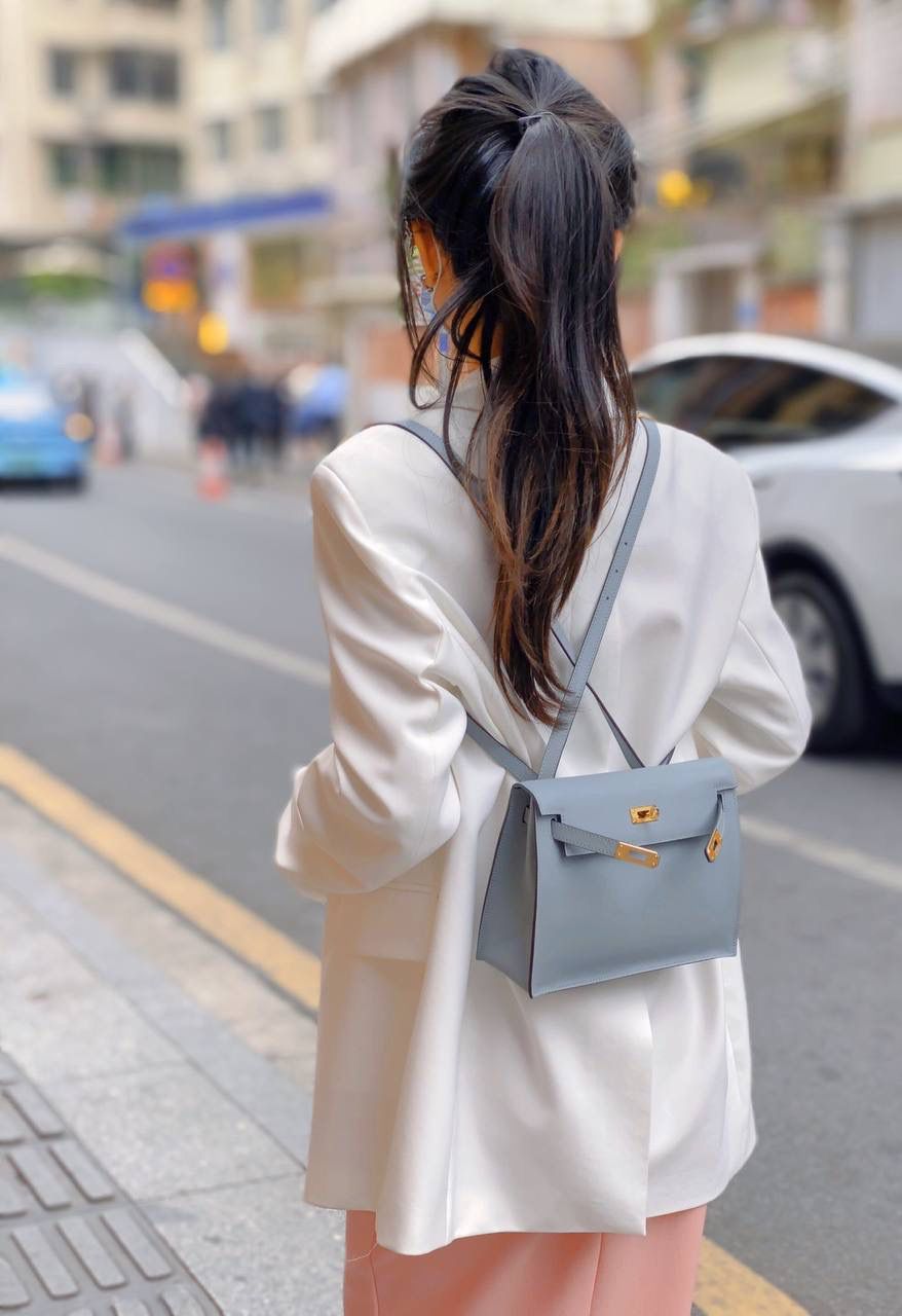 『亚麻蓝·金』 ‘’Kᴇʟʟʏ ᴅᴀɴsᴇ • Evercolor 🎀 时尚圈就是一个圆！ 最厉害的就是六种背法： 斜背、侧背、肩背、腰包、背包、手包 集美们一定要安排起来‼️ 22Cm