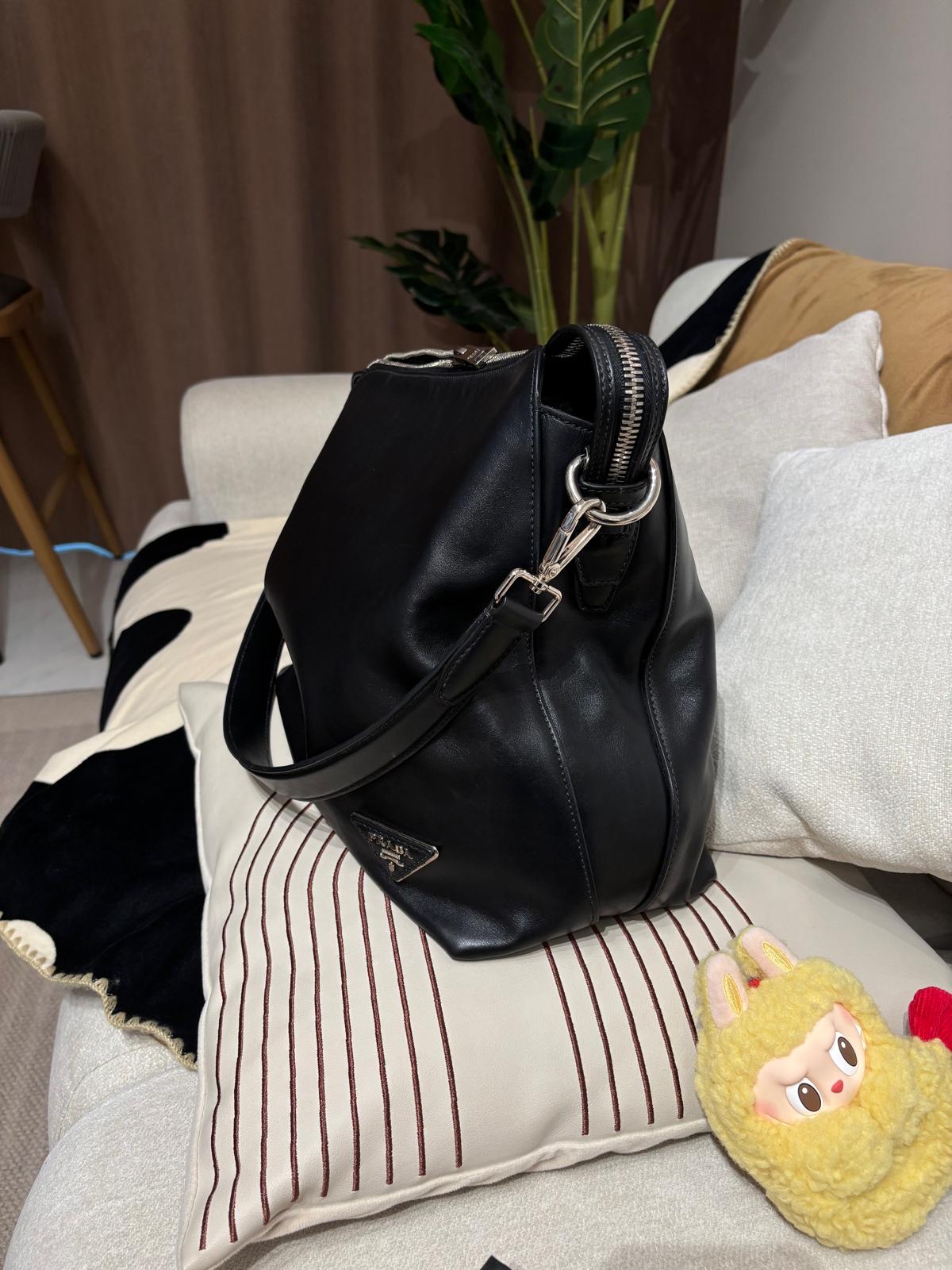 Prada shoulder bag Hobo Bag Calfskin 100%Authentic, 95%New ✅Dust bag