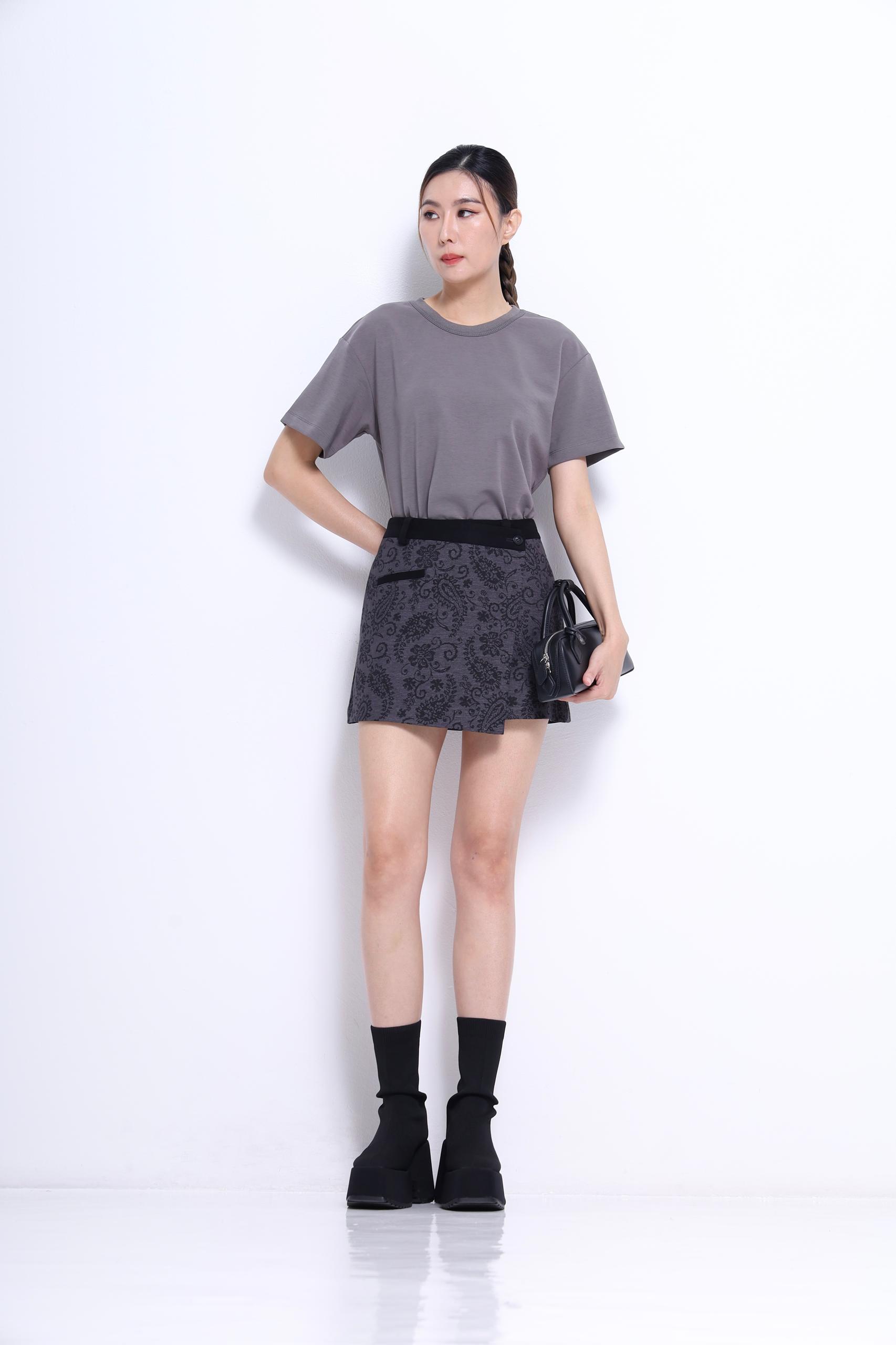 舒适百搭上衣 背部有彩带设计 2636